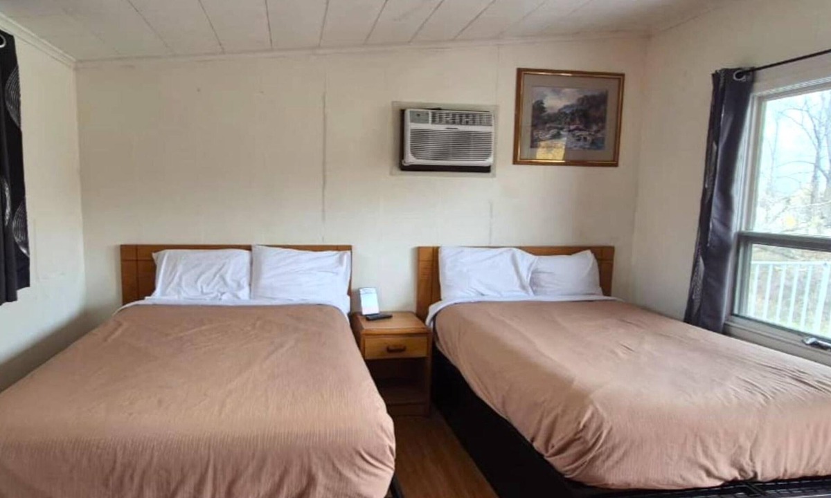 Cadillac Hotel | 3 Convenient Rooms Perfect for Exploring Cadillac’s Best Spots, Free Parking