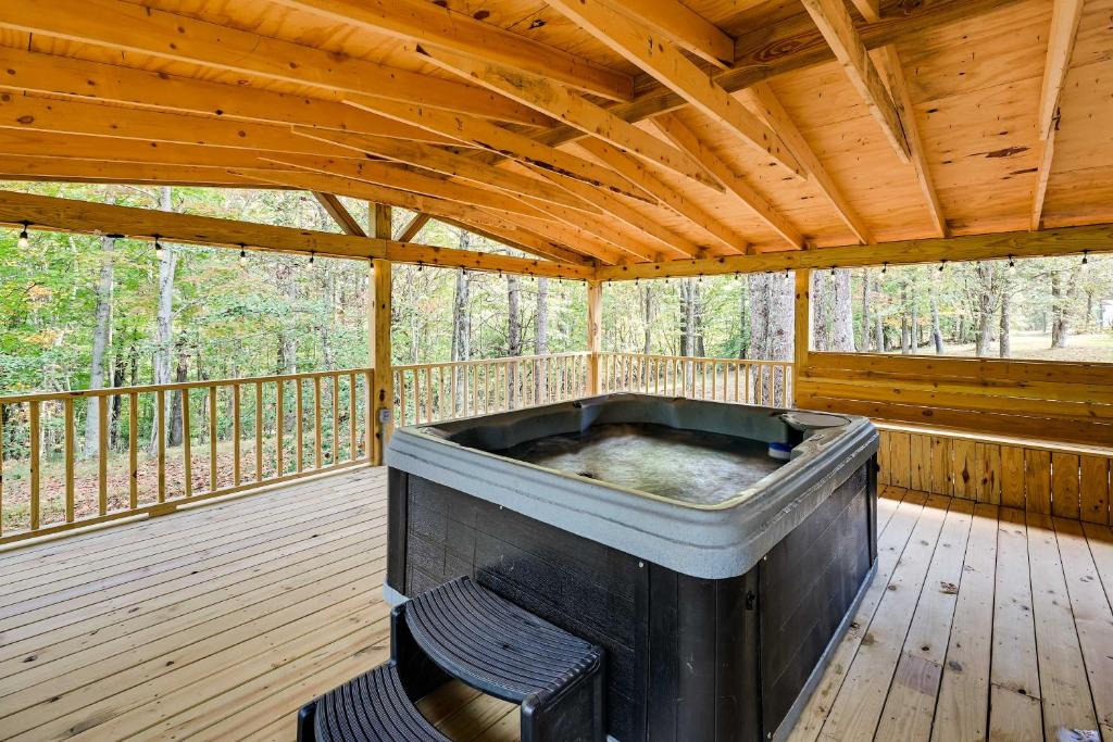 Mammoth Cave House | 3 Mi to Lake! Mammoth Cave Cabin w/Fire Pit
