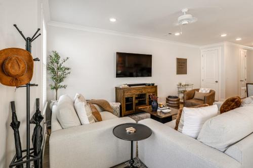 Oxford House | 3 Mi to Ole Miss, New Build: Inviting Townhome!