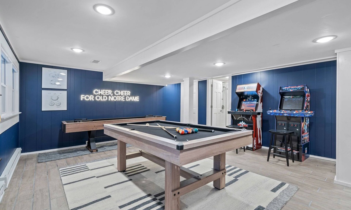 South Bend House | 3 Mins to ND. Hot Tub, Game Room, Sleeps 16, Fire Pit