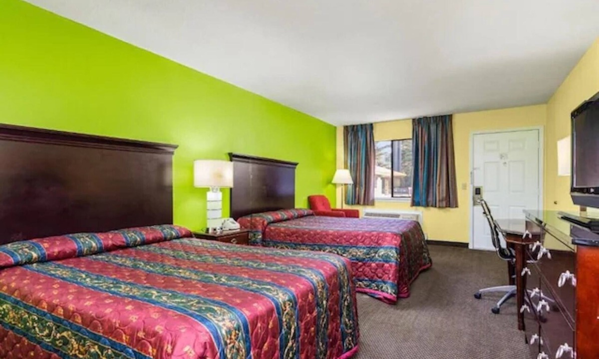 Orlinda Hotel | 3 Pet-Friendly Accommodations | 5.7 miles from Elvis Brown Little League Park