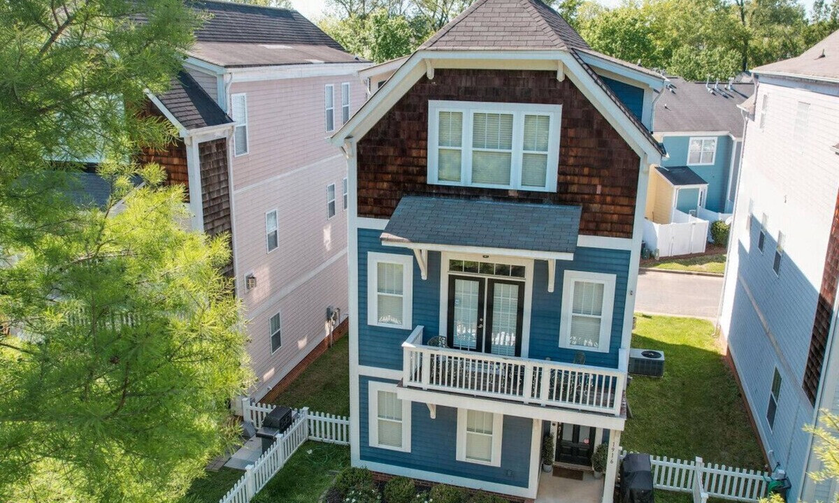 Wesley Heights House | 3 Story (3 BR) Gem—Walk to BofA Stadium & South End!