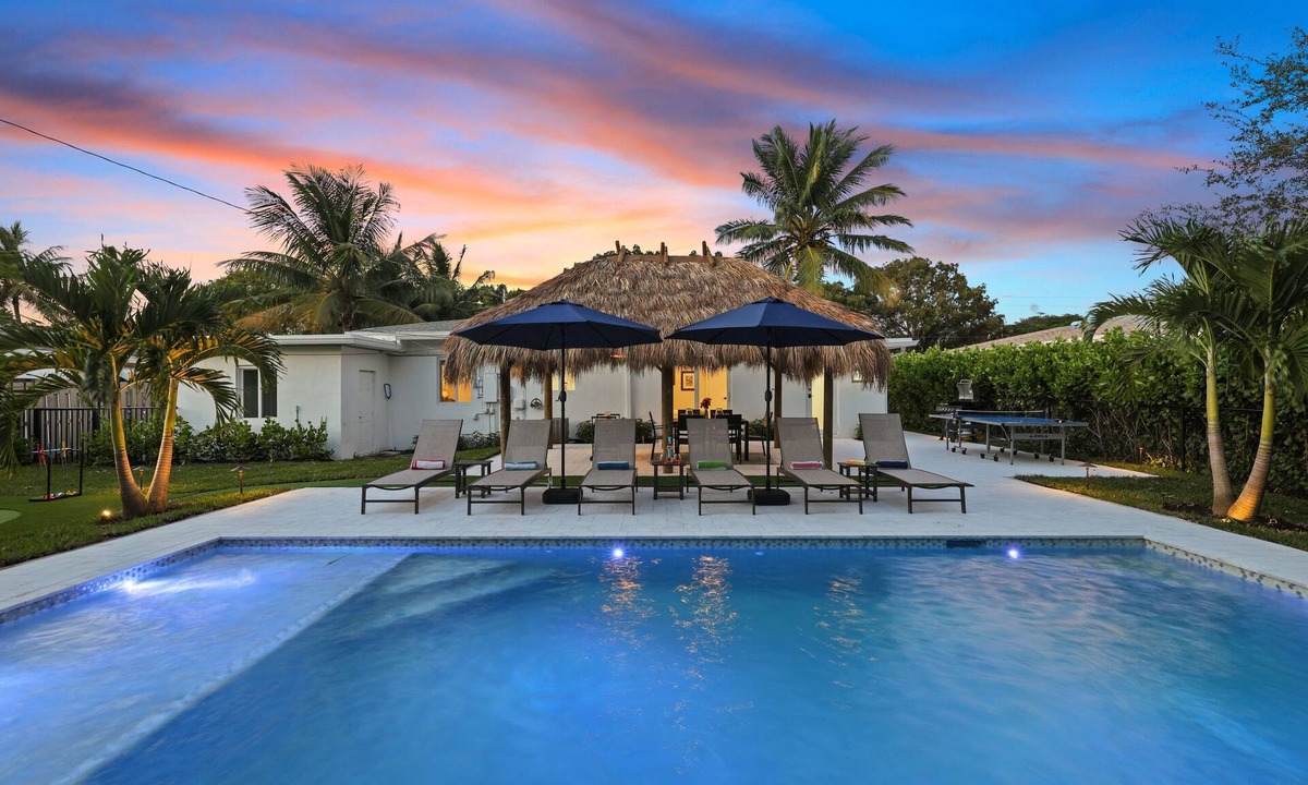 Delray Beach House | 312 | Heated Pool | Tiki Lounge | Putting Green | Freebee Cart |by DelrayNightly