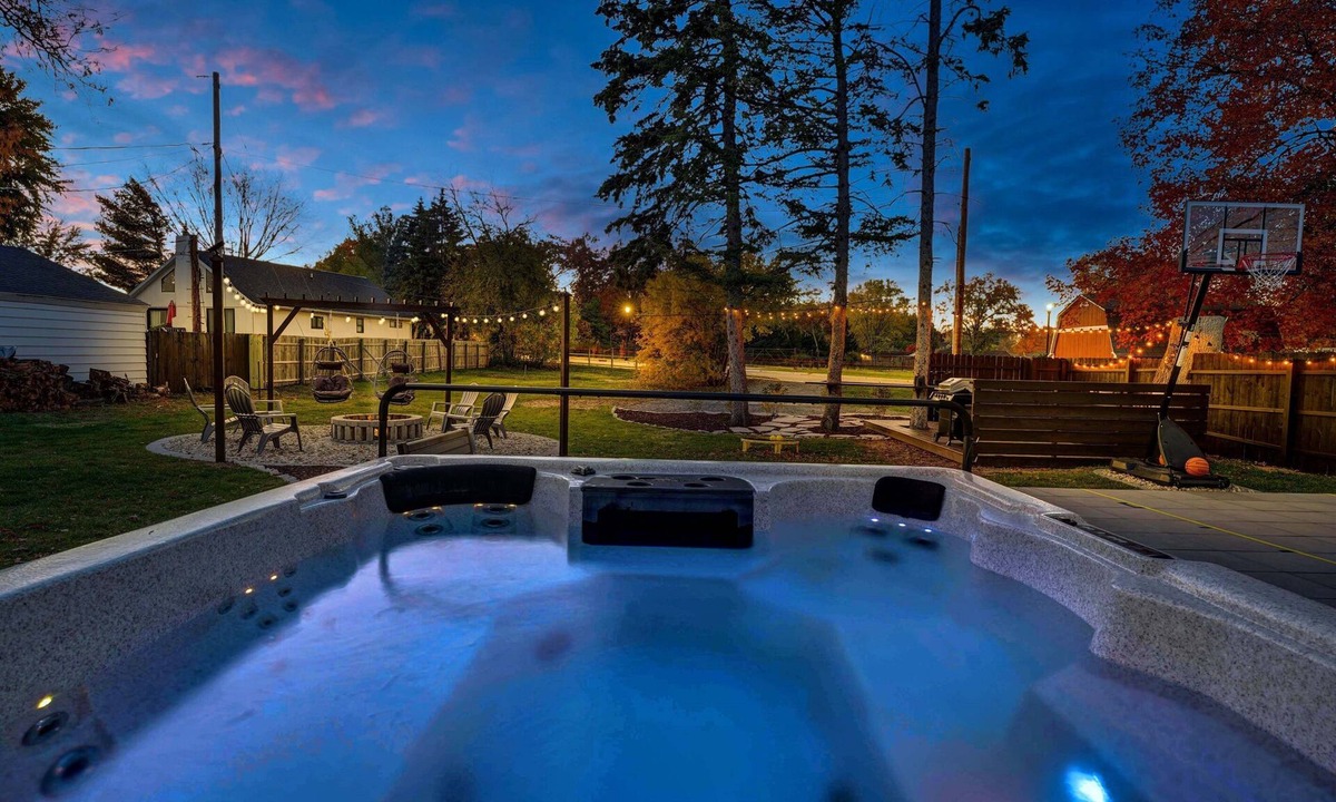 South Bend House | 35-Guest Luxury Estate | Hot Tub, Sauna | Near ND