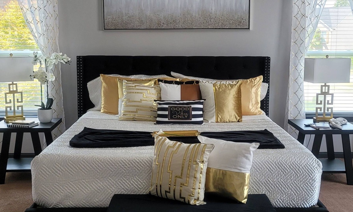 Cliftondale House | 3500 Sq Ft Lux Home:2 King, 6 Queen, & 2 Twin Beds