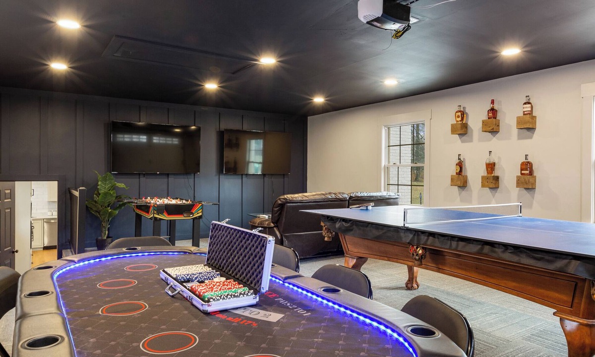 Jeffersonville House | 3600SF~Game Room~2 Kitchens~Hot Tub~Backyard Games