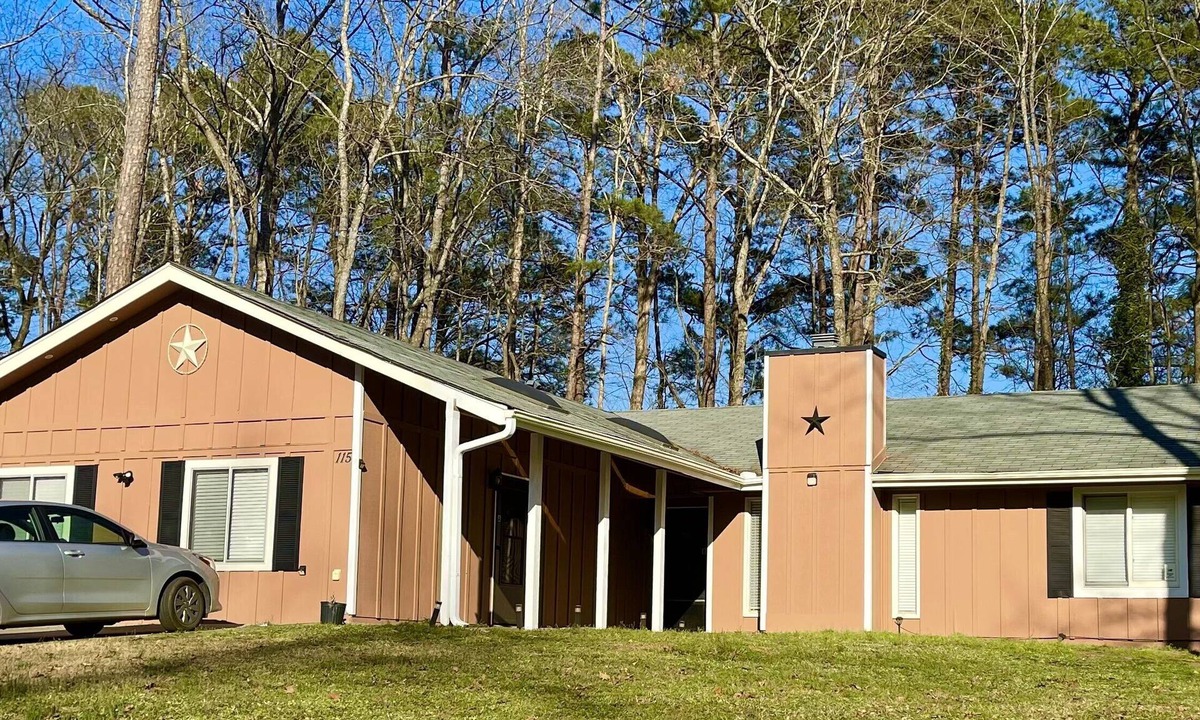 Fayetteville House | 3Bedroom 2 Bath Home. Close to Trilith Studio's Airport… shopping mall.