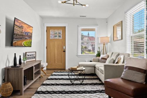 South Louisville House | 3BR 2BA Derby Home Walk to Churchill Free Parking