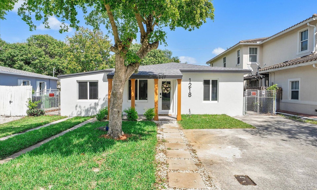 Central Fort Lauderdale House | 3BR 2BA Middle River Palm House in Fort Lauderdale