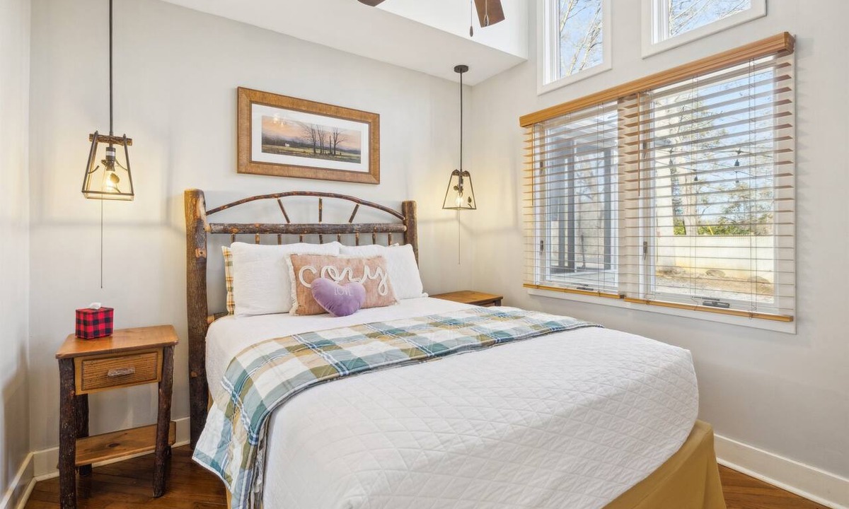 Gatlinburg Cottage | 3BR Home w/Zero Stairs. Dog Friendly. Walk 2 Town