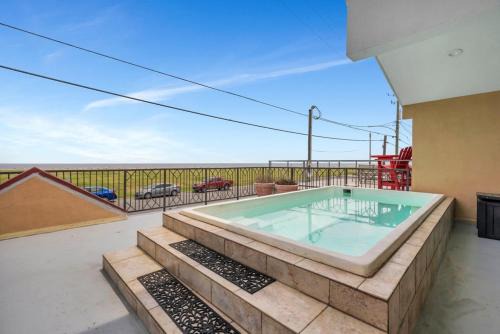 West End House | 3BR lake retreat - pool, hot tub & balcony views