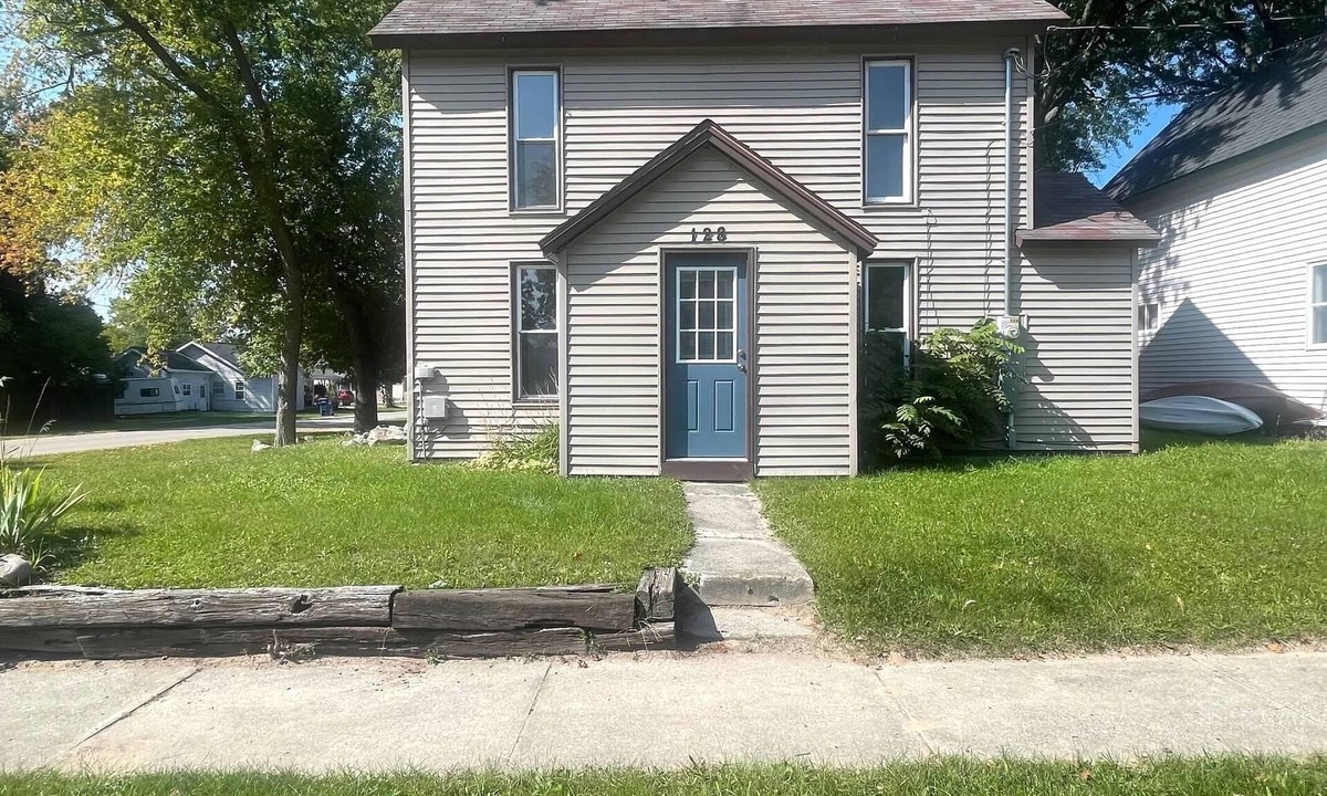 Lake City House | 4 bdrm home by the beach, downtown, boating, golf, ice fishing and pet friendly