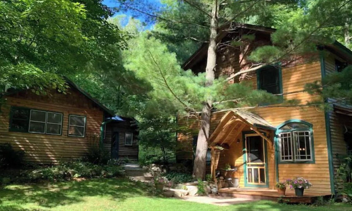 Bear Lake Cabin | 4 Bed Lodge+1 Bed Cottage 5 Star Reviews. Close to Arcadia, Crystal Mt. Manistee