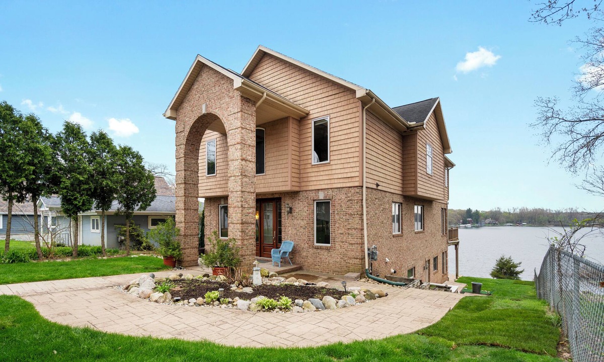 Drayton Plains House | 4 bedroom Big Lake Waterfront home with spectacular lake views