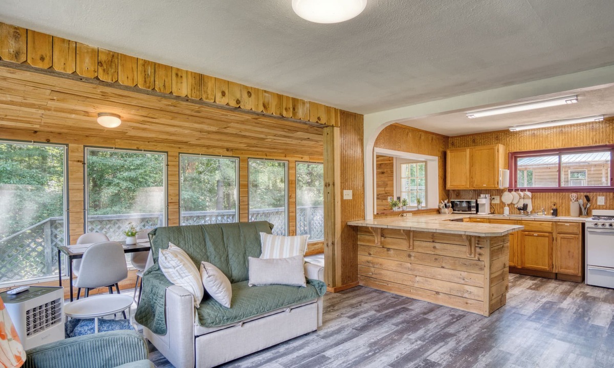 Fountain Cottage | 4 Bedroom Round Lake Getaway: 2 Cabins + 2026 Camper + Dock