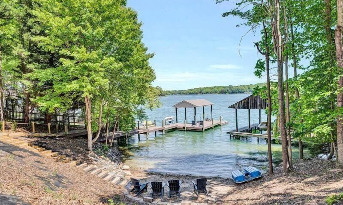 Huddleston House | 4 Bedrooms, 1 Flex Room, 4 Bathrooms! Beautiful Home with SANDY BEACH! Occupancy 8! HOT TUB!