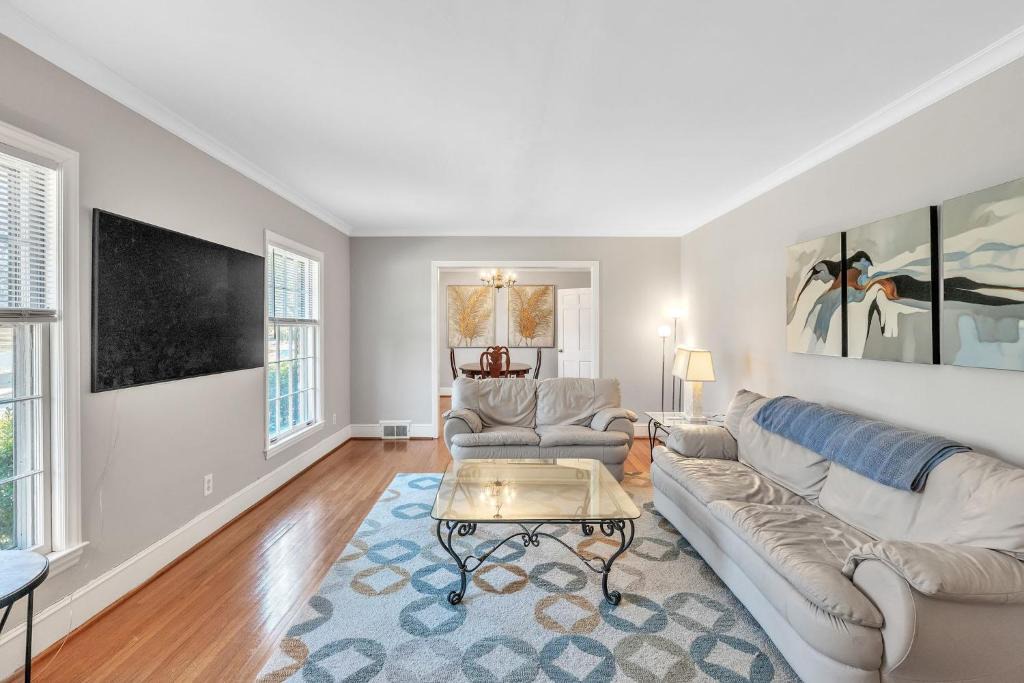 Beverly Woods House | 4 BR Ranch in Prime Southpark Backyard and Porch