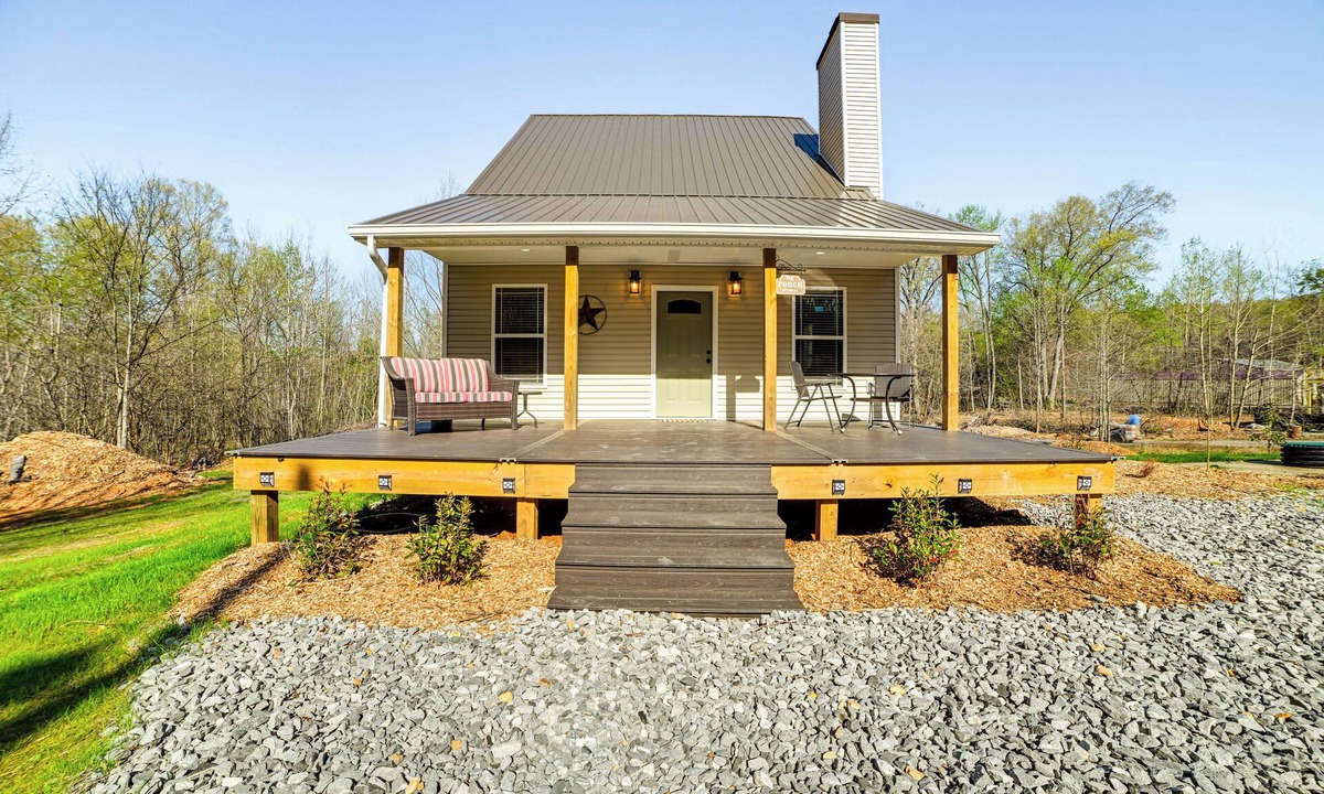 Cadiz Cottage | 4 Mi to Lake Barkley: Pet-Friendly Home w/Hot Tub