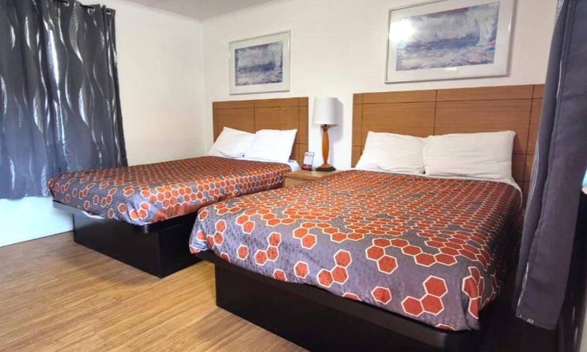 Cadillac Hotel | 4 Quiet & Budget-Friendly Rooms w/Free Parking Perfect for Group Getaways