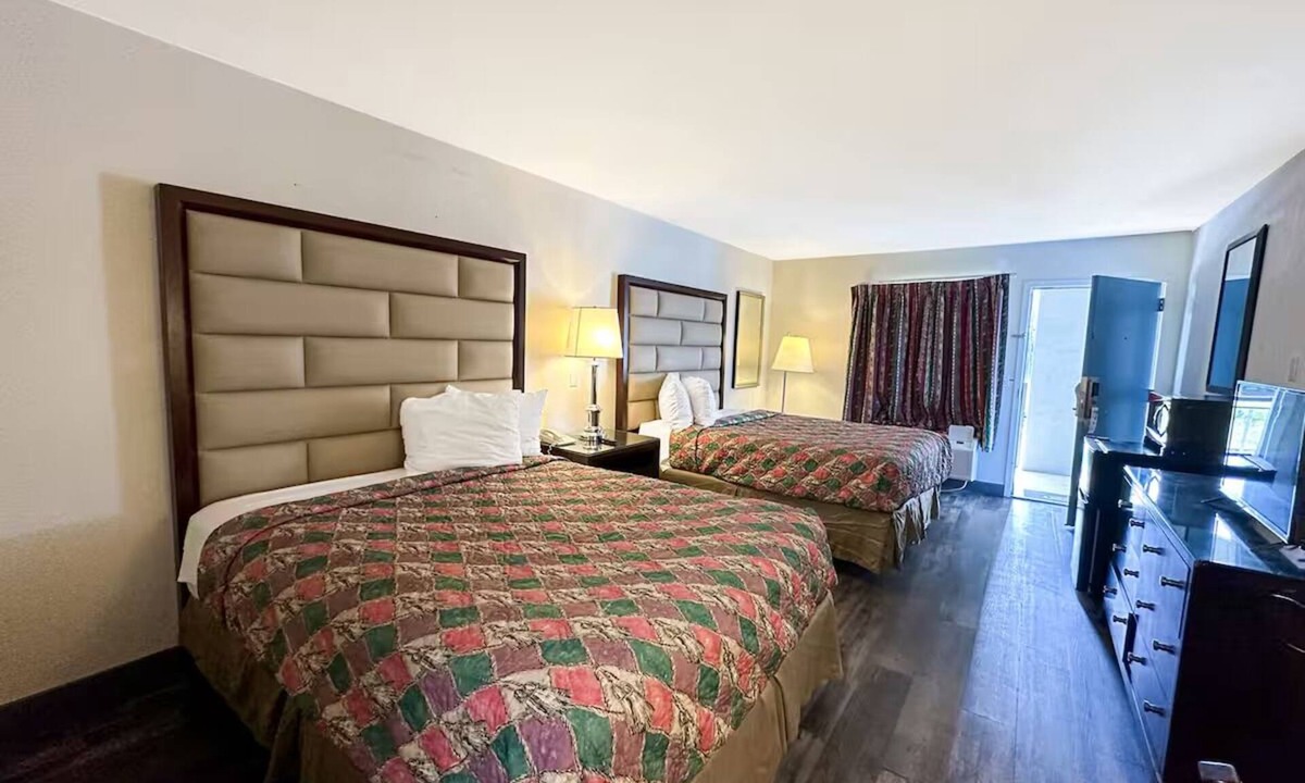 Ridgeway Hotel | 4 Relaxing Rooms w/Free Parking & Seasonal Pool | Quiet Ridgeway Sta