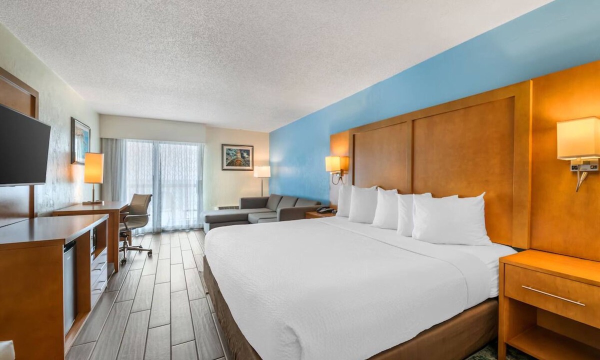 Seabreeze Park Hotel | 4 Units | Bright Coastal Stay with Pool Near Pier & Nightlife Scene
