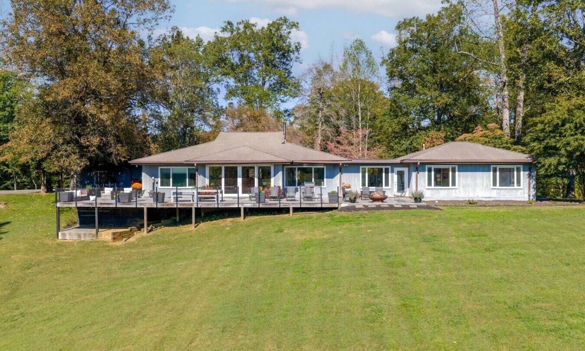 Batesville House | 40 Acre - Mechum Hill - Main House - Farm Stay