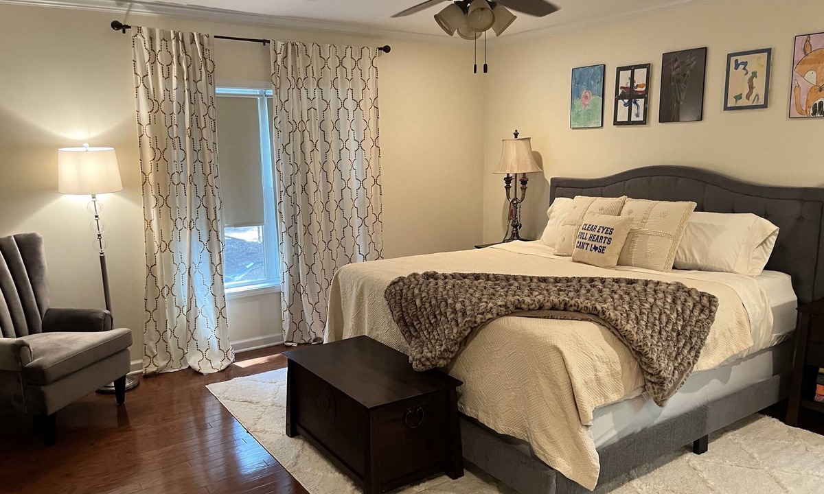 Oxford House | 4BR/3BA home, close to square, <2m from stadium