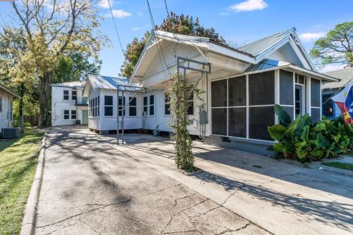 Freetown - Port Rico House | 4BR Downtown Lafayette-Garden Parking Walk to Arts District