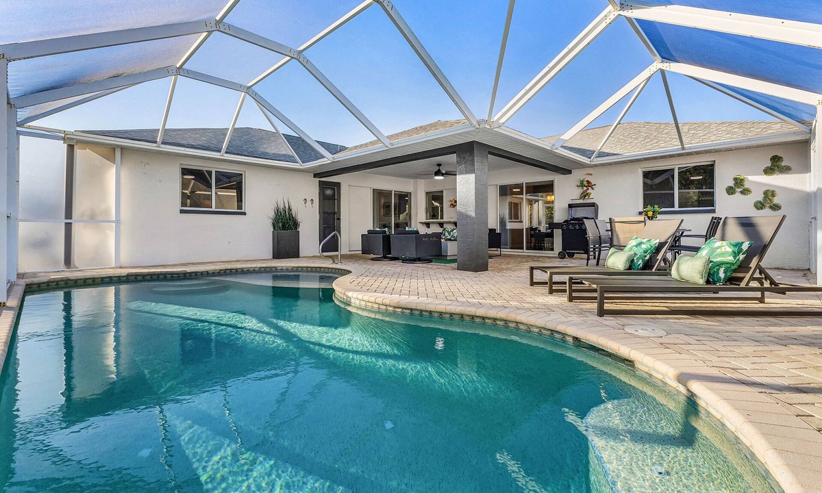 Willoughby Acres House | 4BRM Stylish Private Home, HTD POOL-Close To Beaches-BBQ-Pets OK-Spotless Clean
