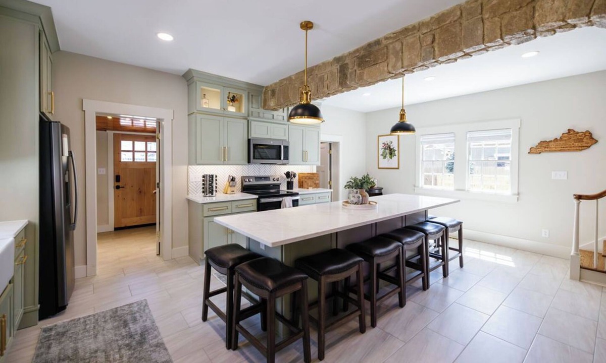 Bardstown House | 4th of July Getaway-Sleeps 13-Downtown-Bourbon Bar