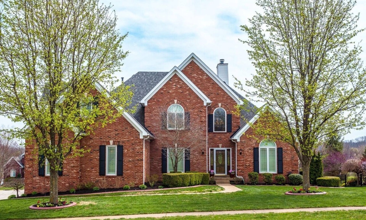 Buechel House | 5,000 sq ft 5-bedroom golf course home with walkout - 2 miles from Valhalla!