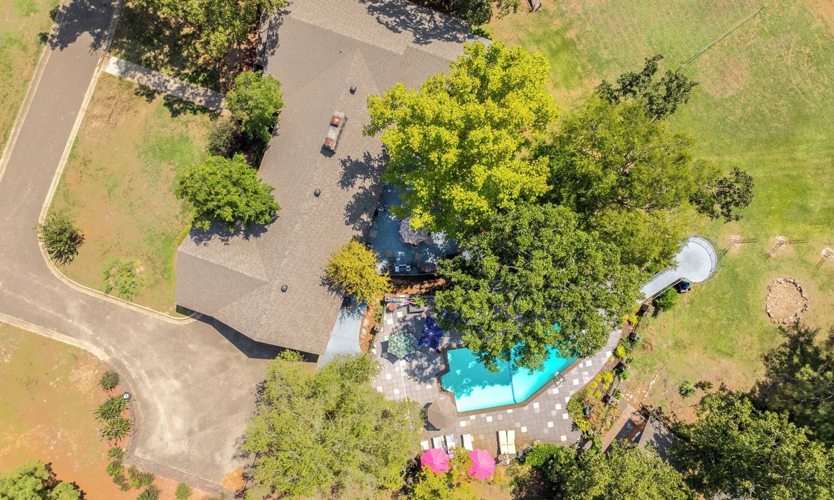 Mid America House | 5-bedroom estate property with tons of amenities! Outdoor Kitchen! Pool! More!
