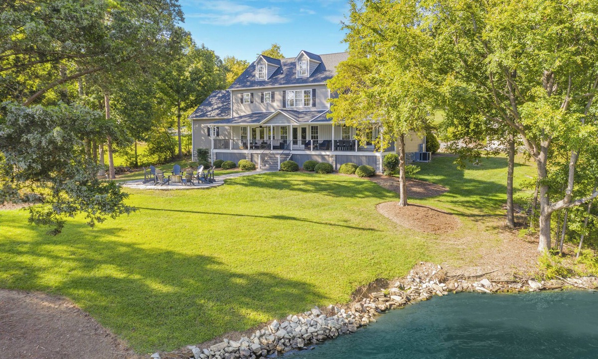 Semora House | 5 BR Lakefront Getaway + Fire Pit + Lake Views