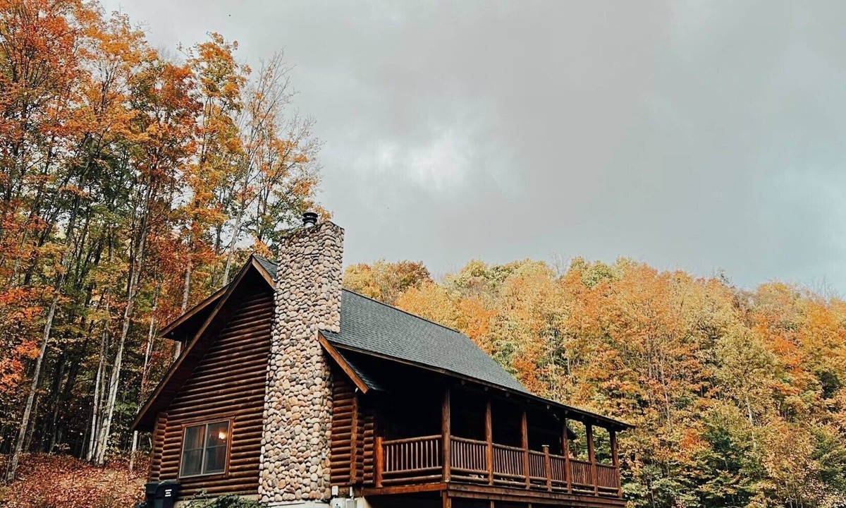 East Jordan Cabin | 5 BR log cabin - Hot Tub - 40 private acres - Hiking trails