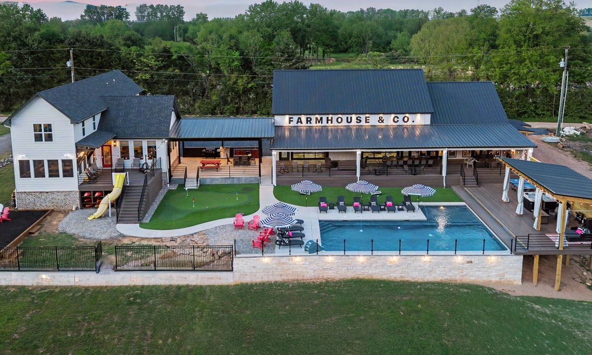 Glenwood House | 5 King Masters, Pool, Putting Green, Hot Tub, Playset, Gameroom, Kayaks, Wedding