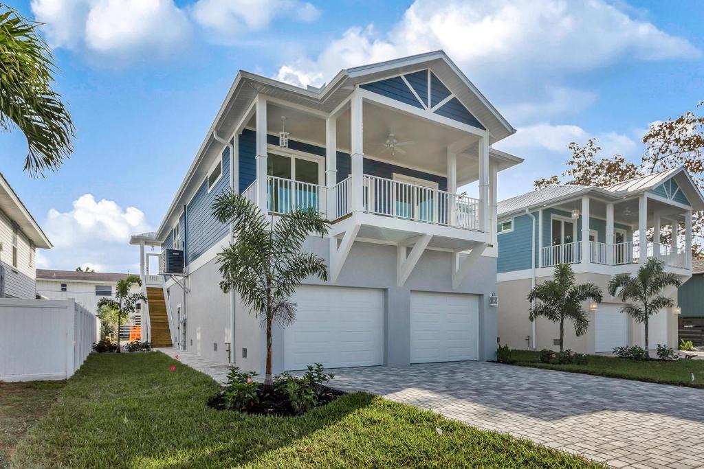Mid Island House | 5541 Palmetto Street by Coastal Vacation Properties