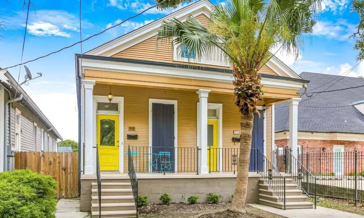 Mid-City Apartment | 5BD Retreat|Parking|Outdoor Entertaining|Streetcar