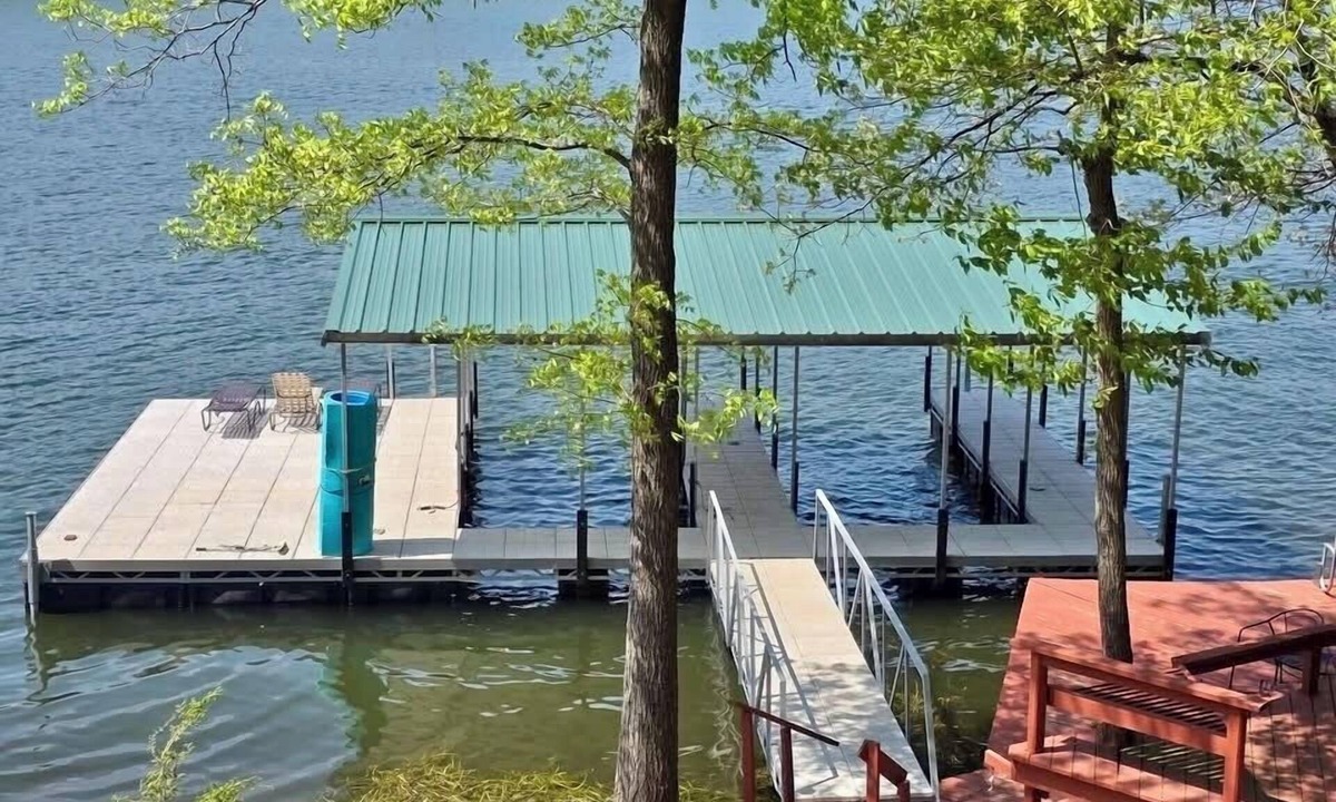 Marion House | 5BR Log Home w/Hot Tub & Dock on Lake of Egypt
