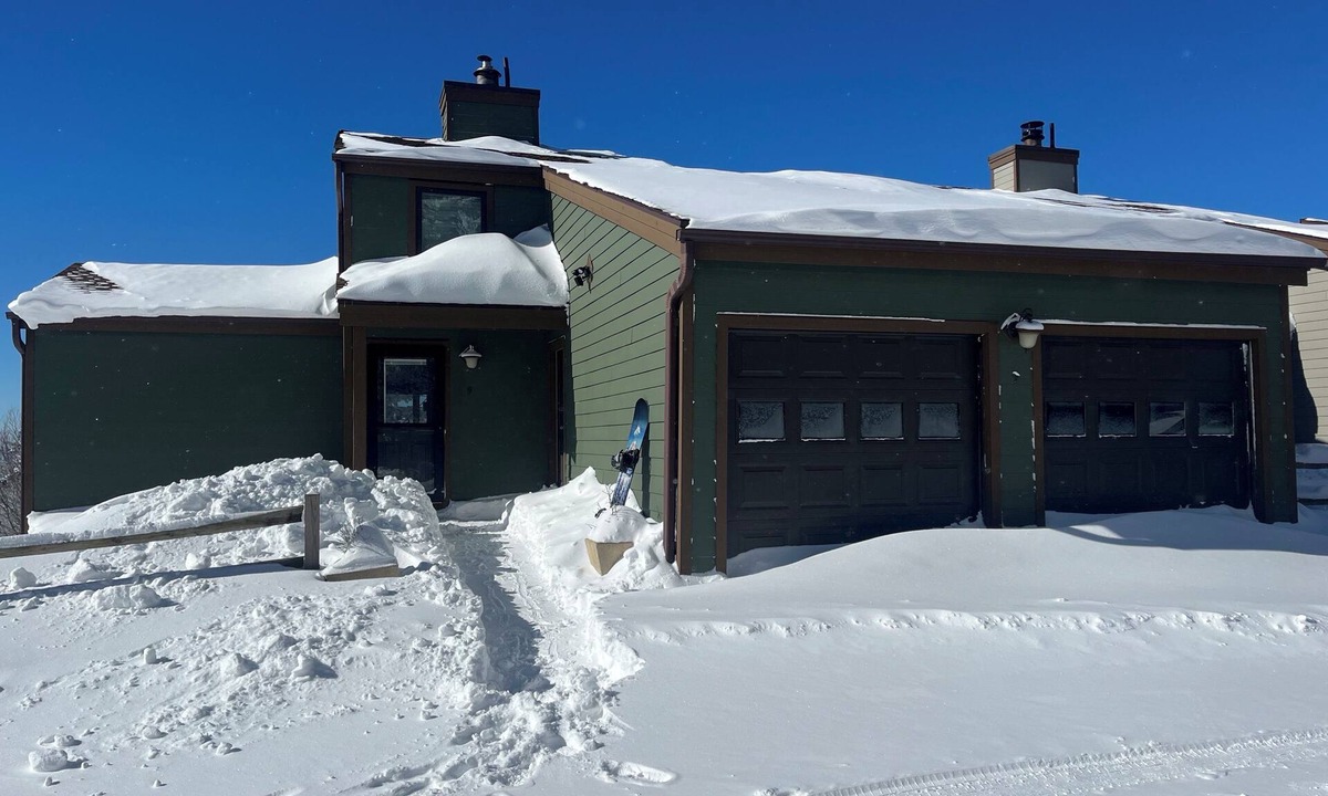 Edray House | 5BR townhome close to slopes and village, EV charger