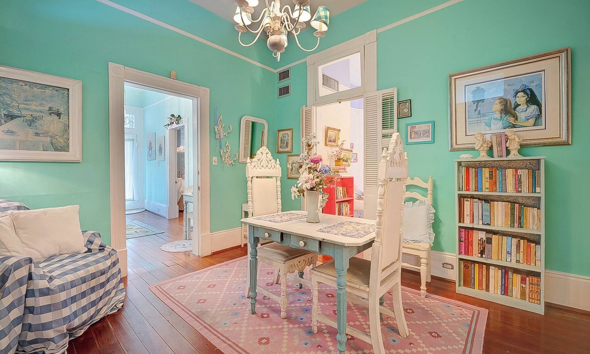 Metairie House | 6 BR/3BA Beautiful, Historic, Charming, Streetcar, French Quarter, Sleeps 14!