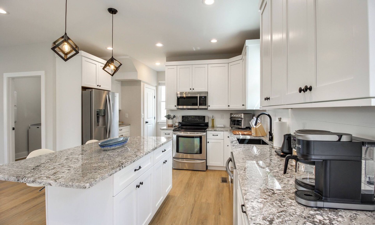 Rossville Cottage | 6 Mi to Chattanooga: Home w/Balcony & Dtwn Views!