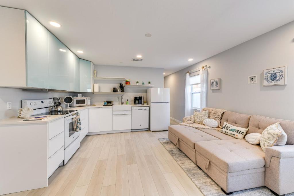 Sarasota Springs Apartment | 6 Mi to Dtwn: Sarasota Apt w/Patio & Fire Pit