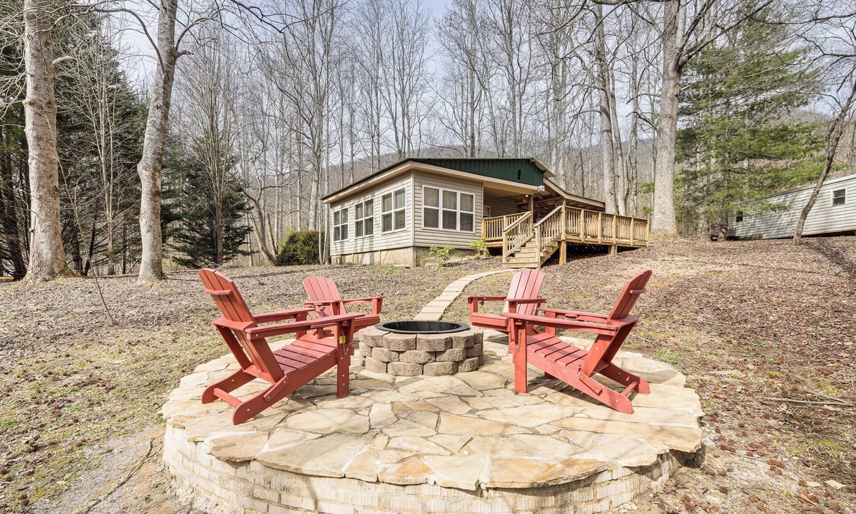 Hayesville Cabin | 7 Mi to Lake Chatuge: Creekside Cabin w/Decks!
