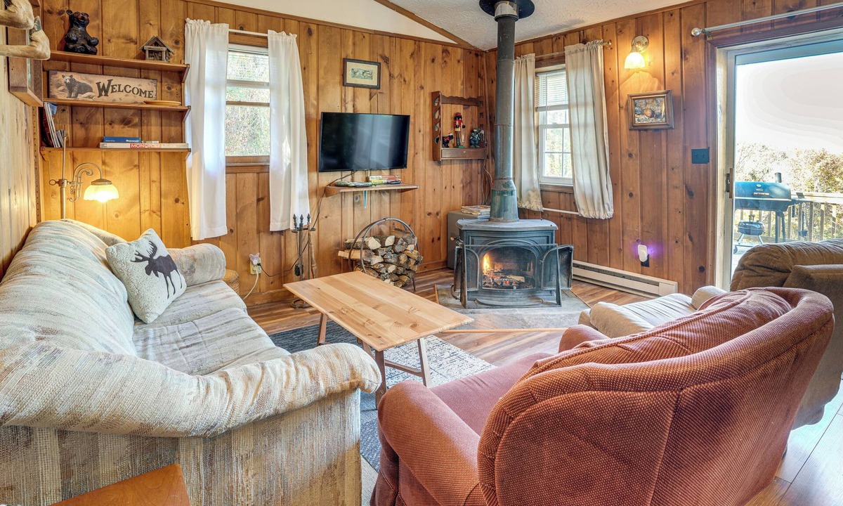 Stanley Cabin | 7 Mi to Main Street: Cabin w/Deck in Stanley!