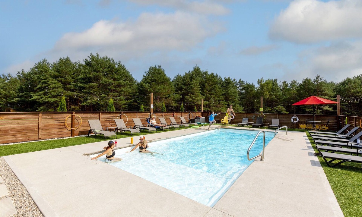 Traverse City Cabin | 70’s Lodge – Spa Retreat for Big Friend & Family Groups with Pool & Pickleball
