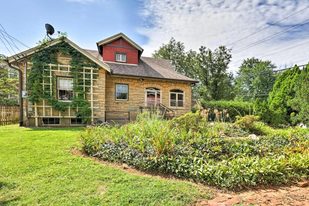 Strathmoor Village House | 8 Mi to Kentucky Derby: Charming Louisville Gem