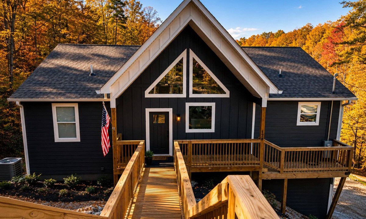 Flat Hollow Marina House | 8BR Lakefront Lux Retreat: Private Dock, Sleeps 28