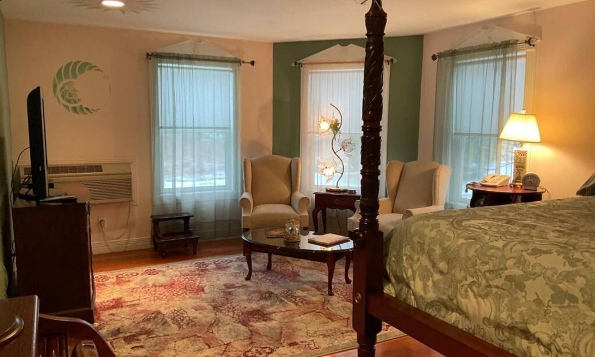 Marlinton Bed & Breakfast | A Fairytale Stay in the Fantasy Suite at Mountain Quest