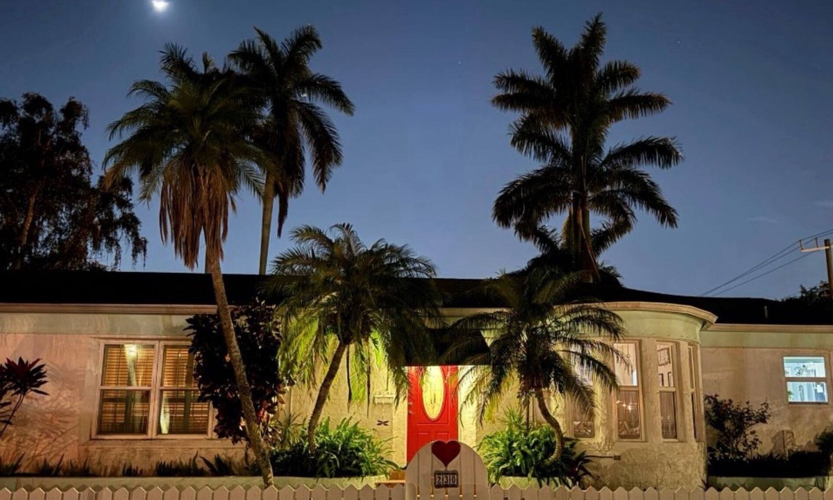 Downtown Hollywood Apartment | A magical garden retreat - Hollywood, Florida -1 mile to beach