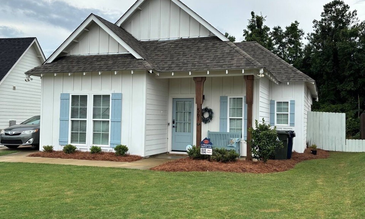 Auburn House | Adorable Single Level Cottage with Covered Porch Close to Campus